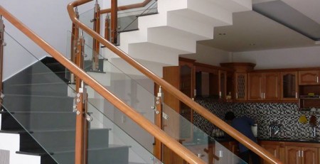 Cách chọn cầu thang gỗ phù hợp từng kiểu nhà