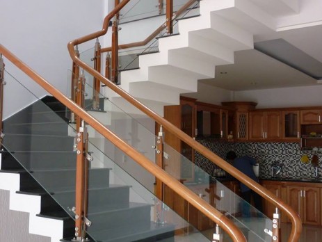 Cách chọn cầu thang gỗ phù hợp từng kiểu nhà