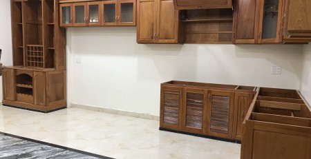 Thiết kế kệ bếp gỗ tự nhiên theo yêu cầu – Tối ưu không gian