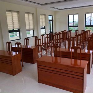Bàn hội trường dãy đầu gỗ cao su phủ xoan
