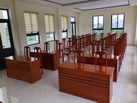 Bàn hội trường dãy đầu gỗ cao su phủ xoan