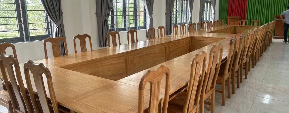 Bàn họp hội trường lớn