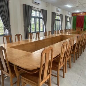 Bàn họp hội trường lớn
