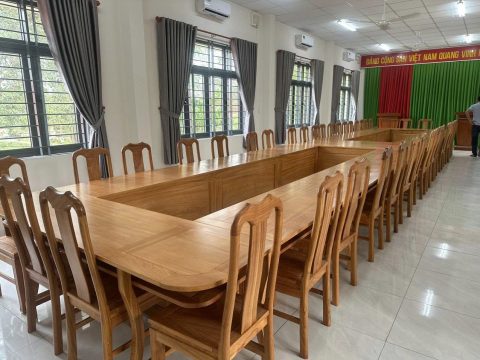 Bàn họp hội trường lớn