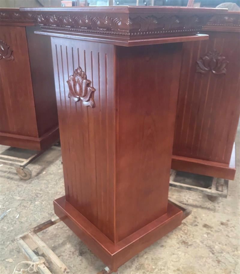 Bục tượng Bác gỗ cao su phủ xoan