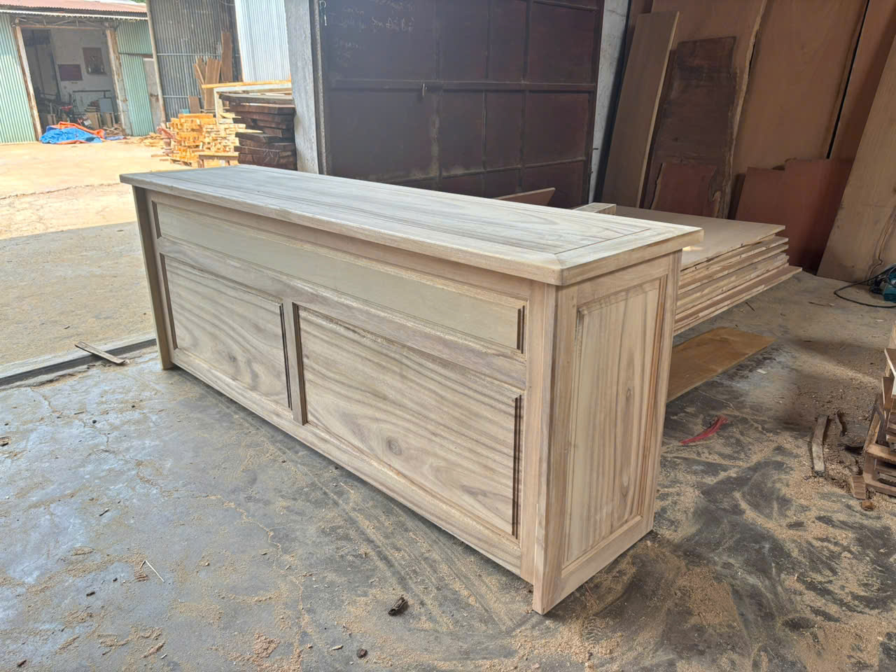 Bàn họp gỗ tràm bông vàng 3