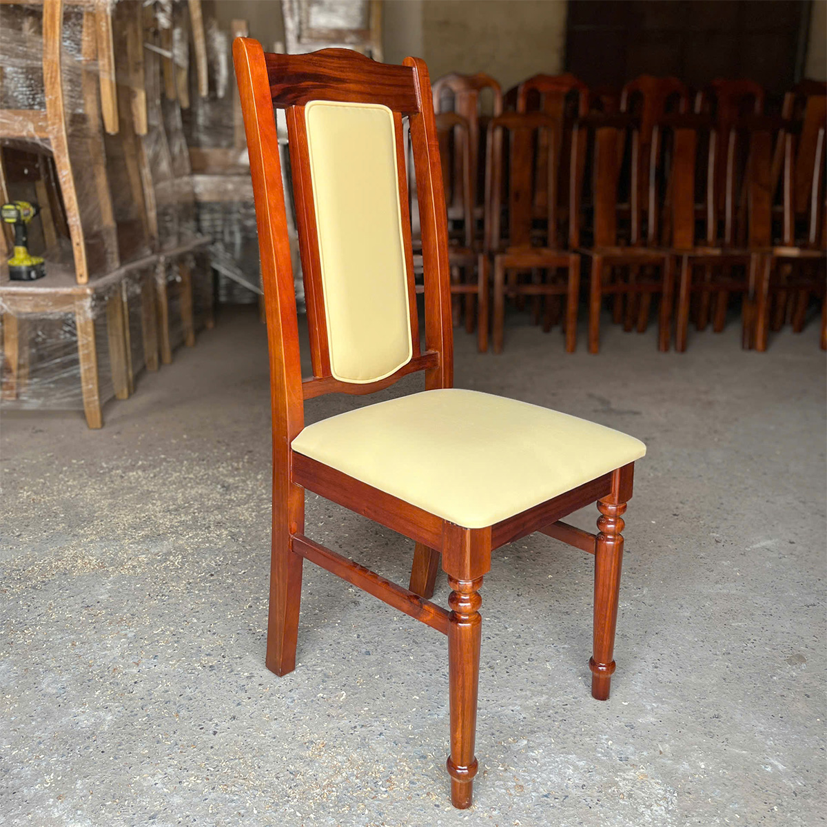 Ghế họp văn phòng gỗ tràm tựa nệm HT11