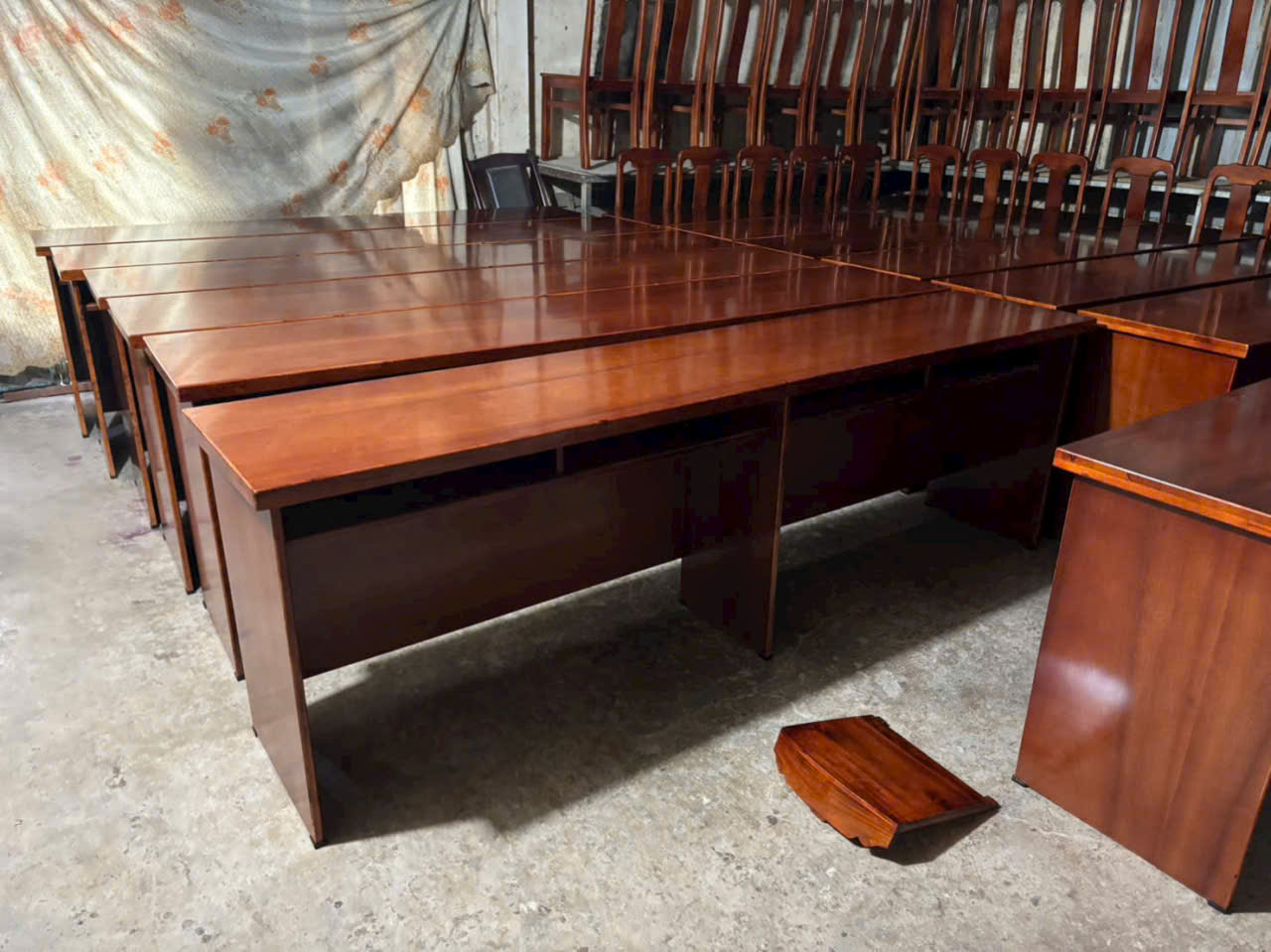 Bàn ghế hội trường gỗ xà cừ