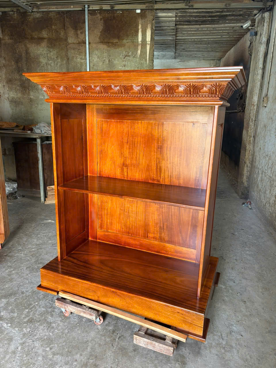 Bục tượng Bác gỗ tràm bông vàng 2