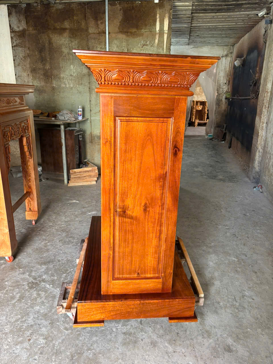 Bục tượng Bác gỗ tràm bông vàng 4