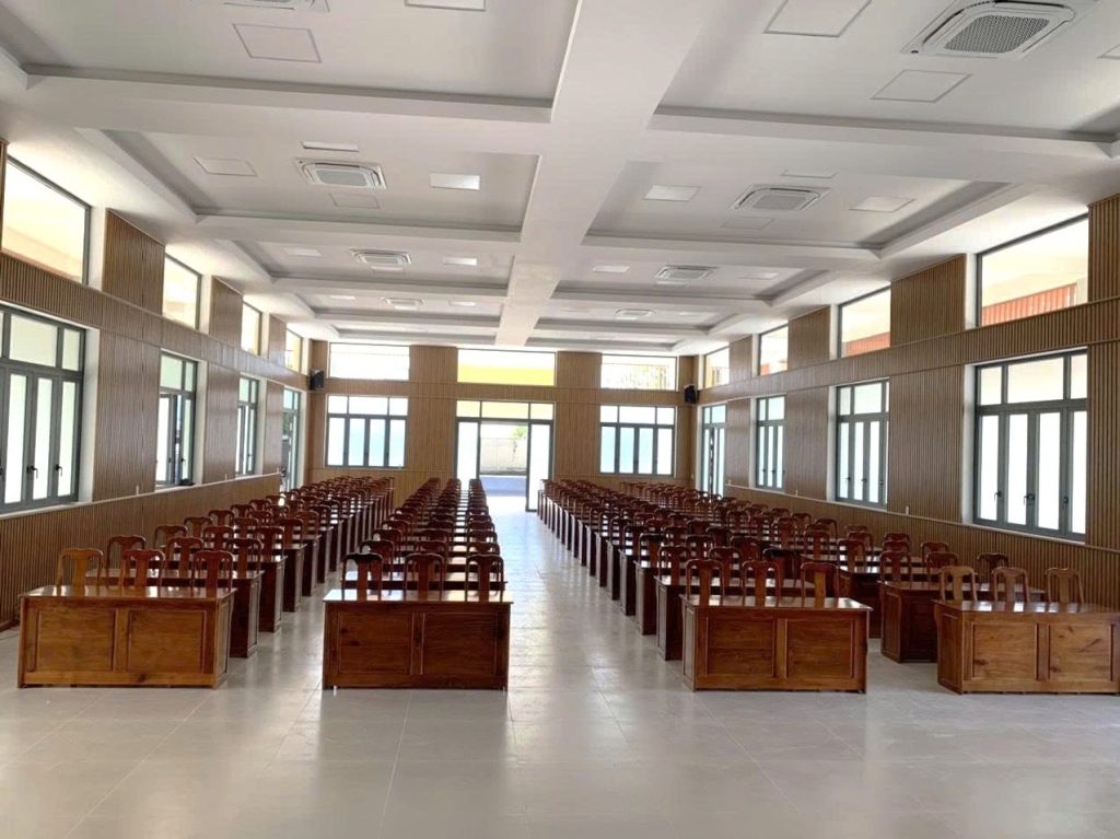 Bàn Giao Bàn Ghế Hội Trường: Nội Thất Gỗ Hố Nai Tận Tâm