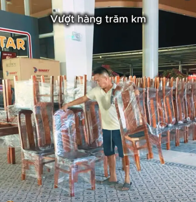 bàn giao bàn ghế gỗ tự nhiên cho khách miền xa