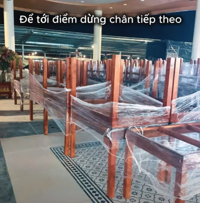 bàn giao bàn ghế gỗ tự nhiên cho khách