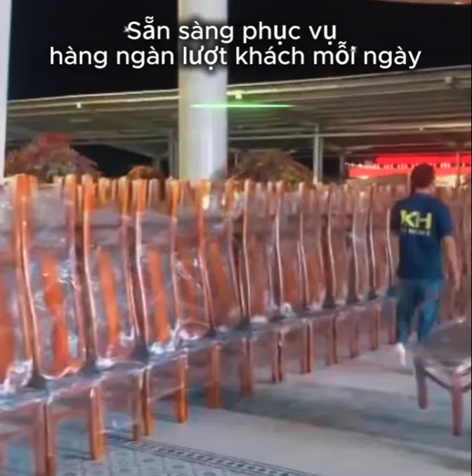 bàn giao số lượng lớn bàn ghế gỗ tự nhiên cho khách xa