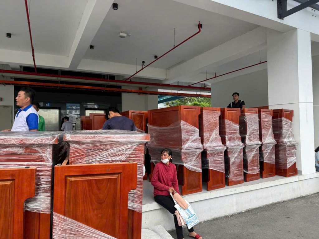 Bàn Họp Gỗ Căm Xe: Sang Trọng, Bền Bỉ Cho Cơ Quan